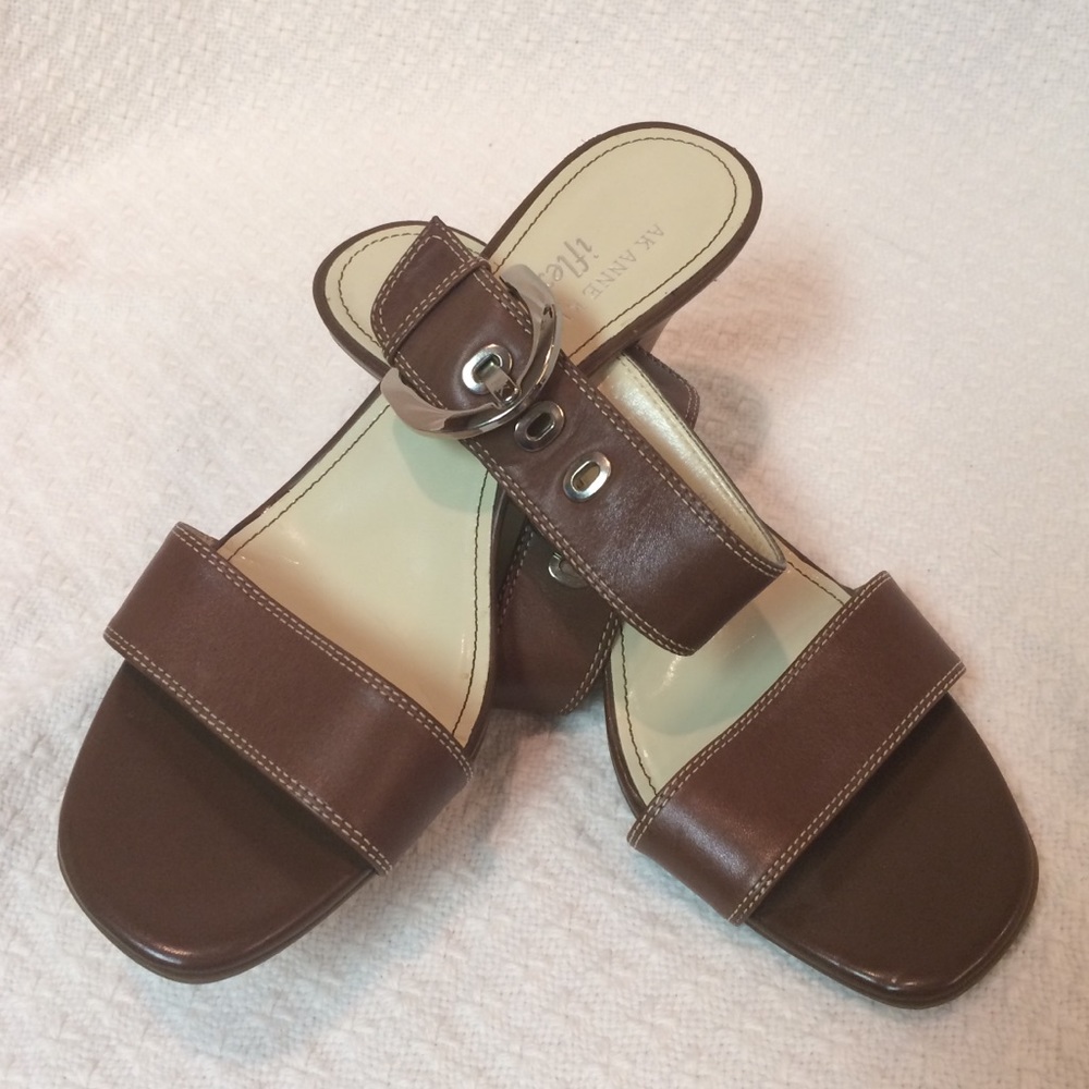 Beautiful Anne Klein iflex size 6M heels.